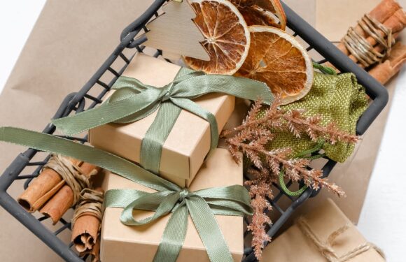 Jak skomponować udany kosz prezentowy na jubileusz firmy?